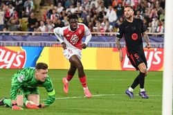 Champions League: Yamal ghi bàn nhưng Barcelona bất ngờ thất bại khi đá thiếu người, Arsenal hòa không bàn thắng