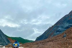 Quốc lộ 7C sạt lở nghiêm trọng, các phương tiện vẫn bất chấp lưu thông