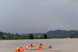 Băng qua đường ngập nước, 2 nữ sinh bị nước cuốn trôi