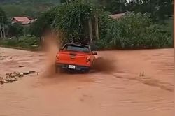 CLIP: Cố vượt qua dòng nước lũ, ô tô bán tải 'nếm trái đắng'