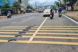 Quốc lộ 19 xuất hiện nhiều 'ổ voi, ổ gà' trên mặt đường vừa thảm nhựa