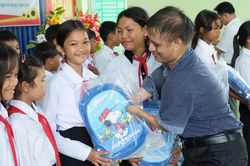 Chàng trai tật nguyền Nay Djruêng 10 mùa tiếp sức tựu trường