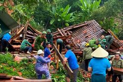 Sạt lở núi ở huyện Quế Phong: Di dời khẩn cấp 26 hộ dân, 126 nhân khẩu