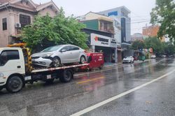 Chiều 23/9, nhiều tuyến đường ở thành phố Vinh nước đã rút