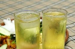 Ai nên hạn chế uống trà đá?