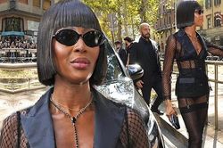 Naomi Campbell trông như tượng đồng đen trong bộ váy lưới hở bạo