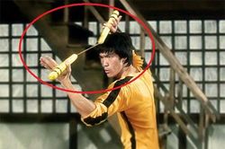 Lý Tiểu Long võ công cao cường nhưng luôn thủ sẵn loại vũ khí có thể giết người từ khoảng cách xa
