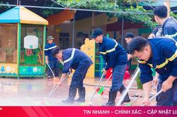Cán bộ, chiến sỹ Công an Hương Sơn hỗ trợ vệ sinh trường học sau lũ