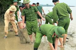 Hình ảnh đẹp về Công an TP. Thanh Hóa giúp dân khắc phục hậu quả sau mưa lũ