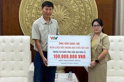 HLV Kim Sang Sik ủng hộ đồng bào lũ lụt 100 triệu đồng