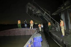 Mật phục xuyên đêm bắt giữ 2 tàu 'cát tặc' trên sông Hồng