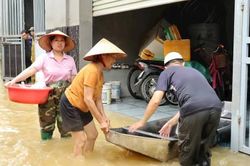 Lũ sông Bùi rút chậm, nhiều hộ dân chưa thể về nhà