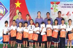 Tặng quà cho các em học sinh có hoàn cảnh khó khăn