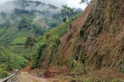 Quảng Ninh: Công bố tình trạng khẩn cấp về hiện tượng sạt trượt đất đá ở Quang Hanh