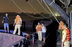 Bắt giữ 2 tàu khai thác cát trái phép trên sông Hồng