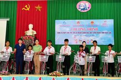 Tặng xe đạp cho học sinh có hoàn cảnh khó khăn ở tỉnh Đắk Lắk