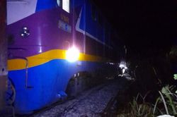 Đầu tàu hàng trật bánh tại Lăng Cô