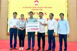 Trao 450 triệu đồng ủng hộ đồng bào khắc phục thiệt hại cơn bão số 3
