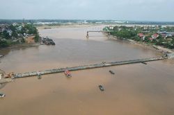 Phú Thọ: Binh chủng Công binh triển khai lắp cầu phao tạm thay thế cầu Phong Châu bị sập
