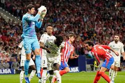 Real Madrid chia điểm Atletico vì 'quả đắng phút bù giờ', derby rực lửa cùng thẻ đỏ và CĐV quá khích
