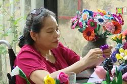 Hoa vải tái chế, tạo sinh kế cho phụ nữ khuyết tật | Người tốt quanh ta | 30/09/2024