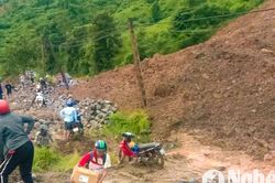 Mưa lớn khiến Quốc lộ 7 lên Kỳ Sơn sạt lở nghiêm trọng