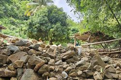 Cận cảnh lũ ống vùi lấp nhà dân, lực lượng 4 tại chỗ xuyên đêm khắc phục hậu quả