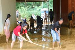 Nỗ lực dọn dẹp trường học ngập bùn đất sau lũ quét