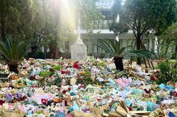 Sinh viên Bách Khoa Hà Nội đặt hoa tri ân thế hệ đi trước trong lễ tốt nghiệp