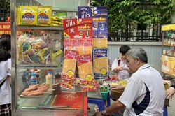 Sở Giáo dục và Đào tạo Hà Nội cảnh báo học sinh không nhận đồ ăn, uống từ người lạ