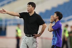 HLV Kim Sang Sik có qua được 'khúc cua tay áo'?