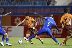 Gọi tập trung đội tuyển Việt Nam, HLV Kim Sang Sik 'tặng quà' cầu thủ HAGL