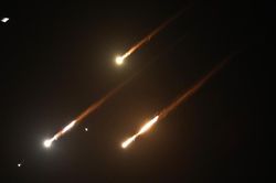 Toàn cảnh vụ Iran phóng loạt tên lửa về phía Israel