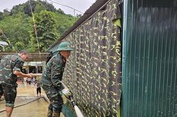 Lắp máy bơm công suất lớn thau rửa trường lớp, nhà cửa ngập lũ ở Lượng Minh