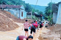 Giáo viên Kỳ Sơn leo núi, vượt rừng đến trường sau lũ