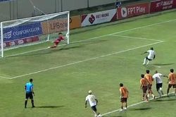 Thủ môn cao 1m91 của ĐT Việt Nam xuất sắc cản phạt đền ở V-League, ghi điểm mạnh mẽ với HLV Kim Sang Sik