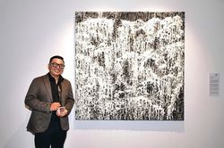 Tranh được làm từ bột than và bột gạo thắng giải UOB Painting of the Year tại Việt Nam