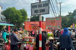 Cổng trường bỗng hóa… chợ phiên!