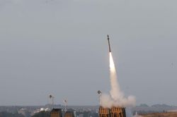 Hệ thống phòng thủ của Israel chống lại tên lửa Iran hoạt động như thế nào và chi phí ra sao?