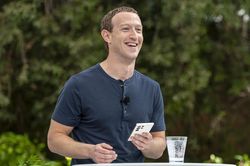 Ông chủ Facebook vượt Jeff Bezos thành người giàu thứ 2 thế giới
