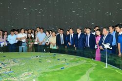 Du khách thích thú thưởng lãm ảnh về Thủ đô Hà Nội sau 70 năm giải phóng