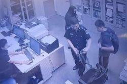 Đối tượng nước ngoài giấu thỏi kim loại màu vàng trong vùng kín nhập cảnh tại Nội Bài