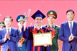 Thầy giáo trẻ Trường THPT chuyên Phan Bội Châu được tuyên dương thủ khoa xuất sắc