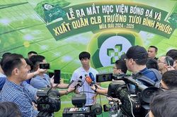 Công Phượng gây sốt khi ra mắt Bình Phước, tái ngộ HLV Park Hang Seo