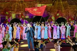 NTK Vũ Thảo Giang tái hiện lịch sử Hà Nội qua BST 'Thụy vũ nghênh hy'