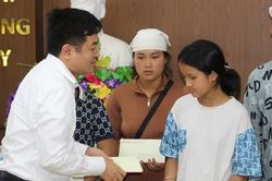 Báo Công Thương tiếp tục tổ chức các chuyến thăm, tặng quà đồng bào bị thiệt hại sau mưa bão