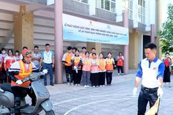 Học sinh Nghệ An hưởng ứng Lễ phát động chấp hành pháp luật về an toàn giao thông