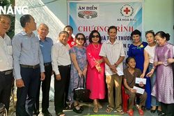 Bàn giao nhà tình thương cho hộ khó khăn ở xã Hòa Bắc
