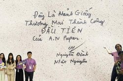 Những mảnh giấy thương mại thành công đầu tiên được sản xuất từ bèo lục bình xứ Huế