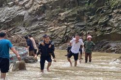 Thầy giáo để con ở viện để cứu trợ dân trong lũ dữ